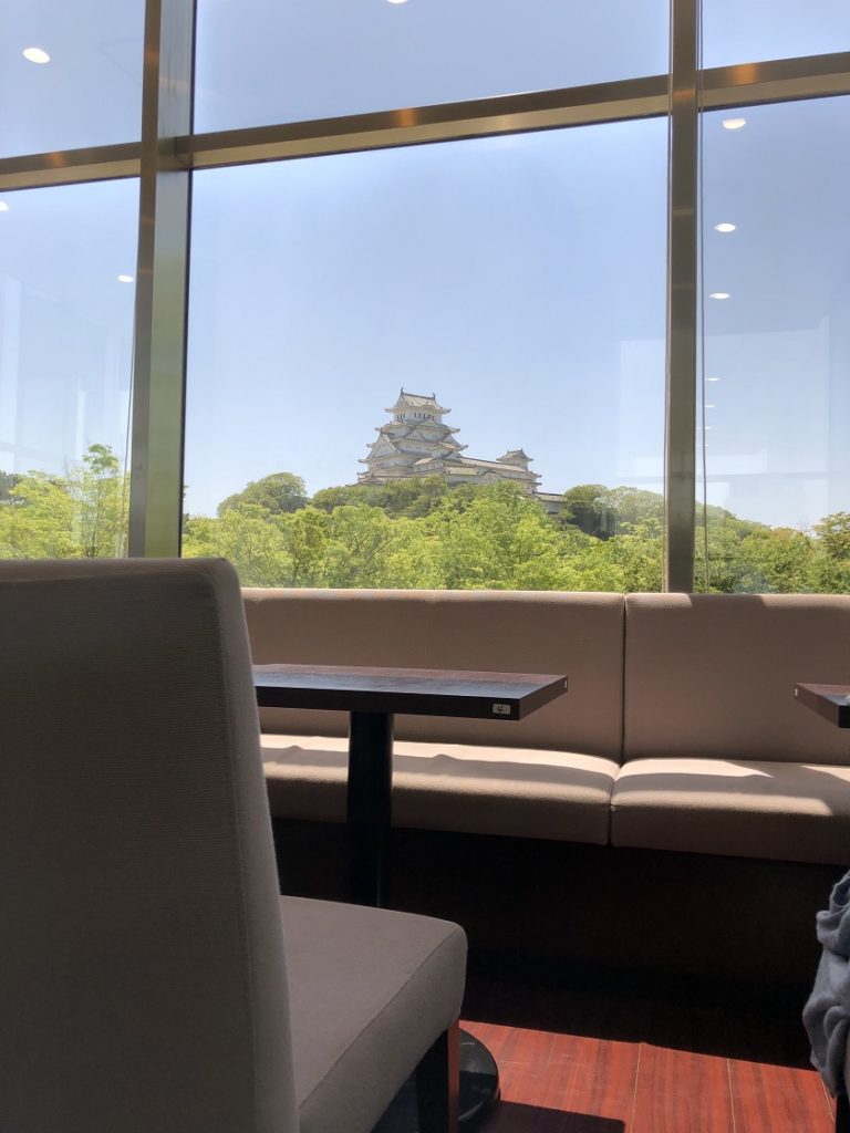 はりまっ子の座席から見た姫路城の天守閣