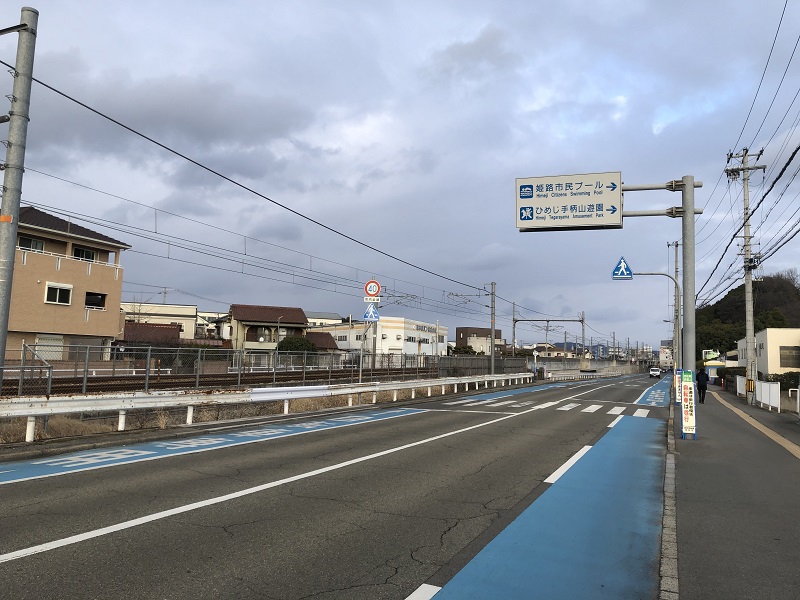 手柄山遊園地の入口前の道路