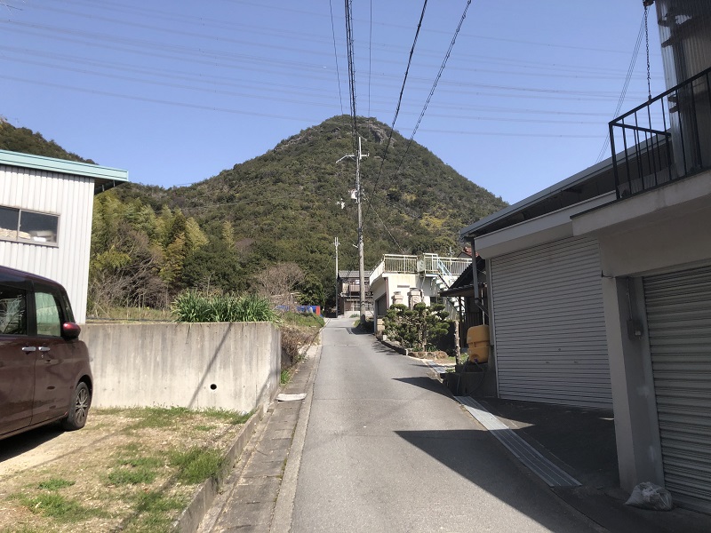 麻生山登山口へ続く道