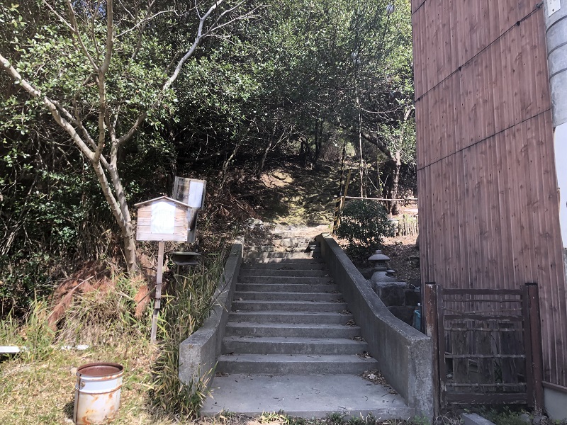 麻生山登山口の入口にある階段