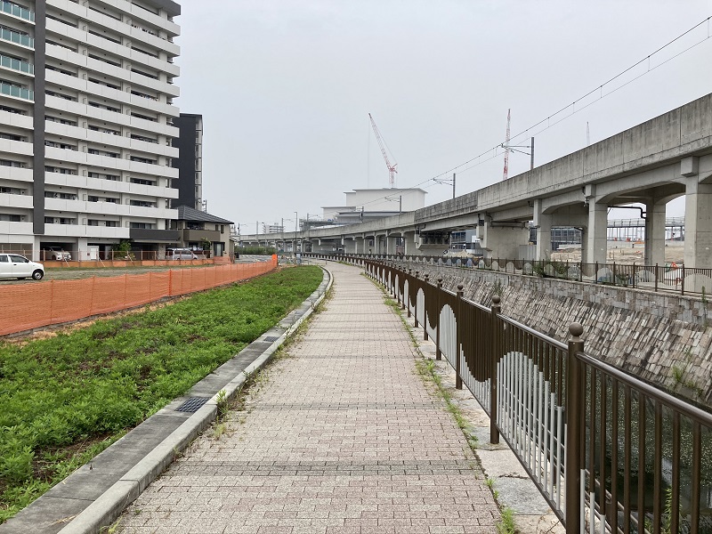 川沿いの歩道とJR播但線高架