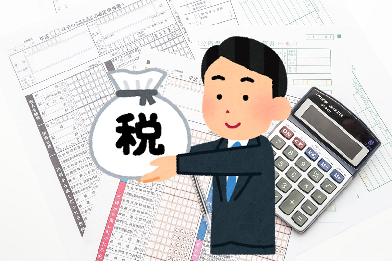 税金を支払う男性