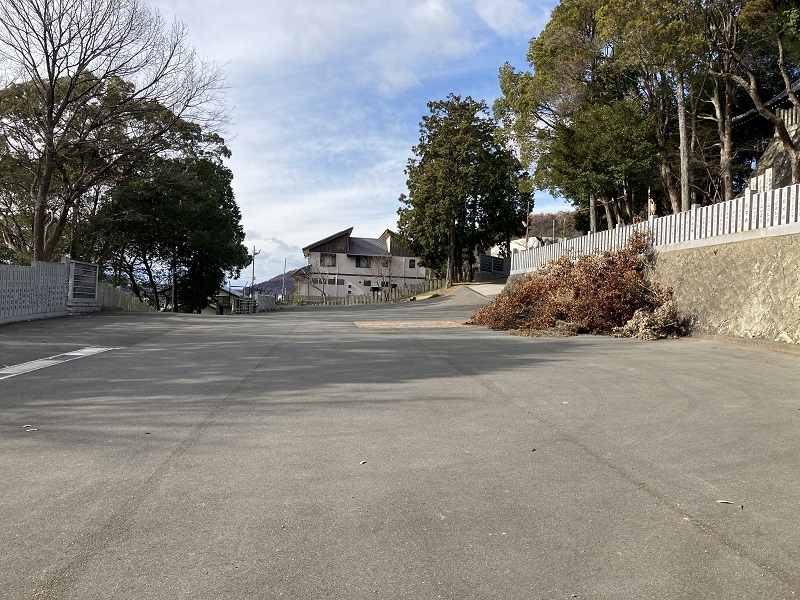 高岳神社の駐車場