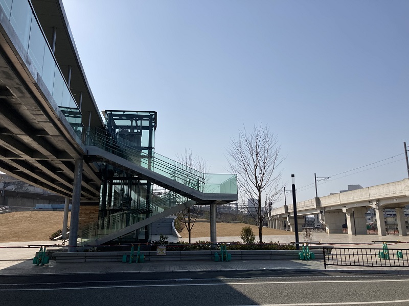 アクリエ姫路の連絡通路と公園