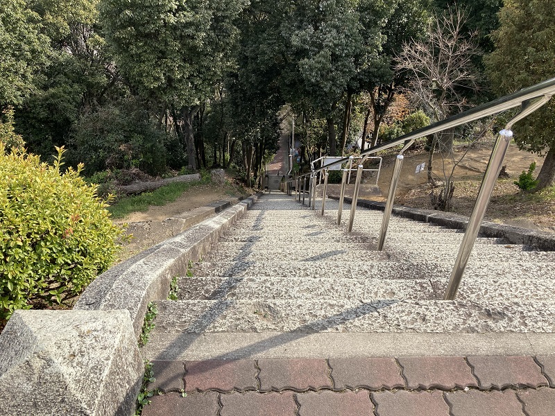男山配水池公園の階段を登りきる