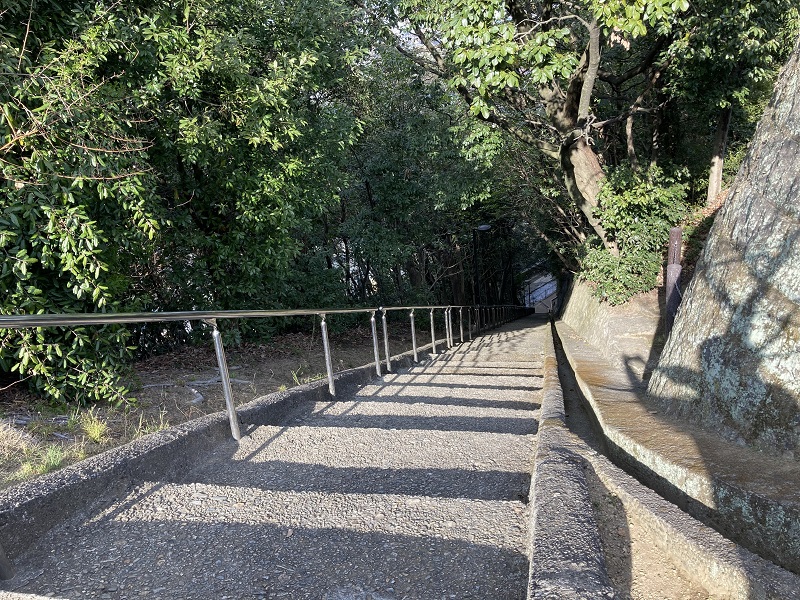男山配水池公園の北側の階段