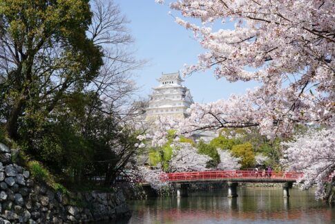 姫路城と赤い橋