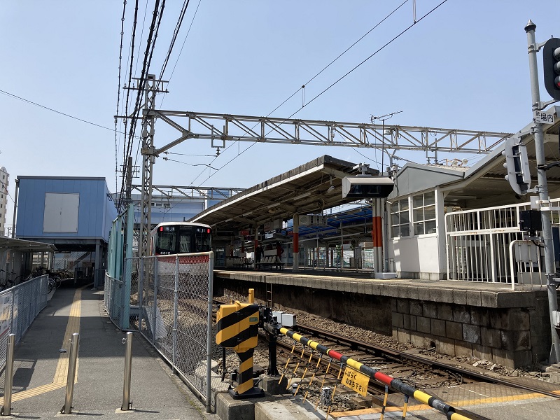 飾磨駅のホームと連絡通路