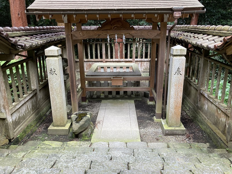 伊和神社の鶴石